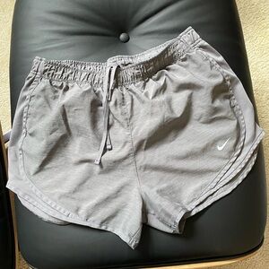 Woman’s Nike shorts M